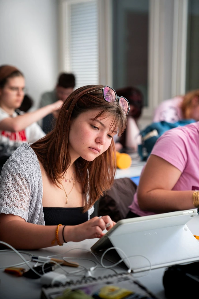 Étudiants de l'ENAAI en atelier de création