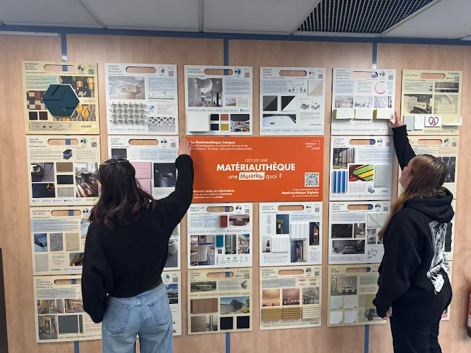 Étudiantes consultant la matériauthèque du campus ENAAI Lyon