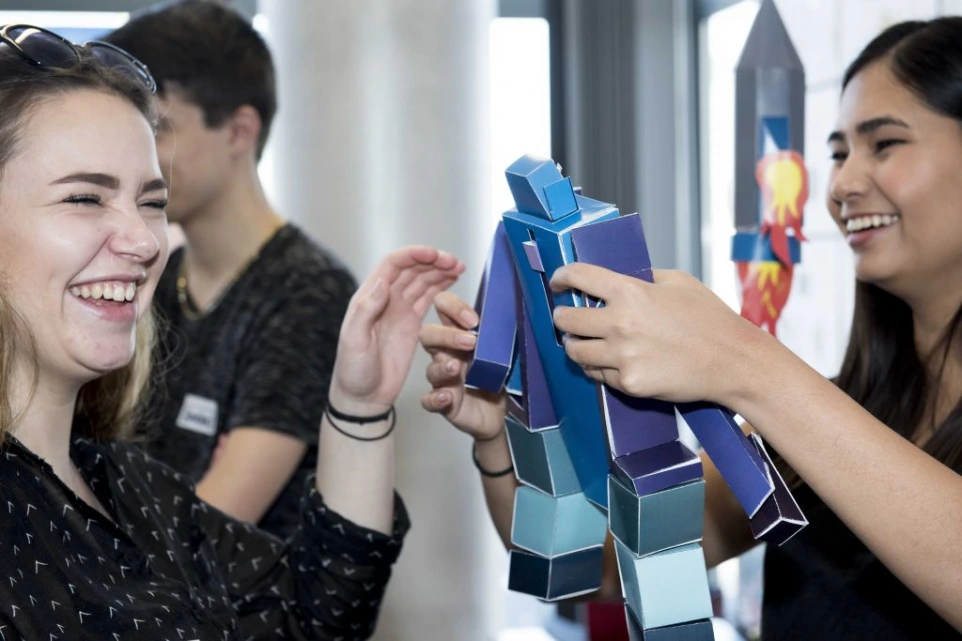 Étudiants souriants réalisant une maquette en volume au campus ENAAI Lyon
