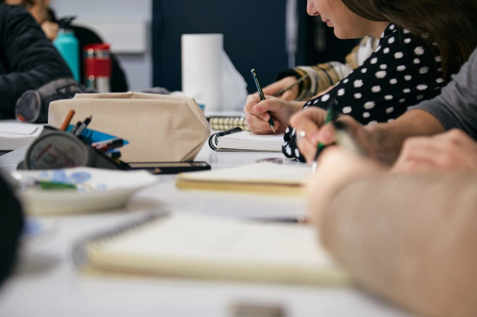 Étudiants prenant des notes en cours au campus ENAAI Lyon