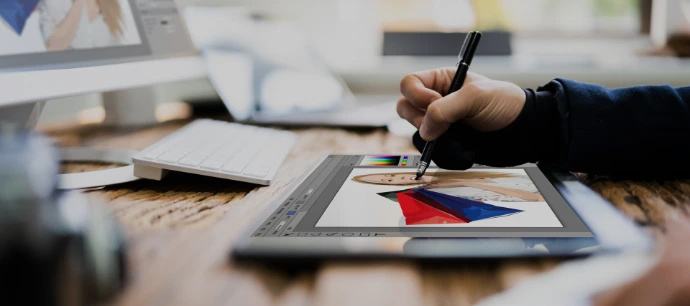 Graphiste travaillant sur une création visuelle
